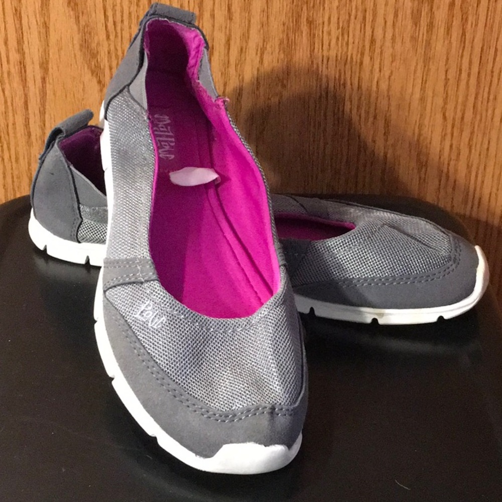 Women’s Mad Love flat shoe, size 8, gray, excellent condition